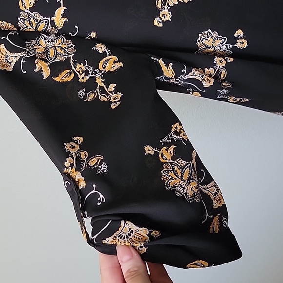 Torrid Romantic Feminine 00 Keyhole Sharkbite Hem floral Choker Style blouse - Picture 6 of 9